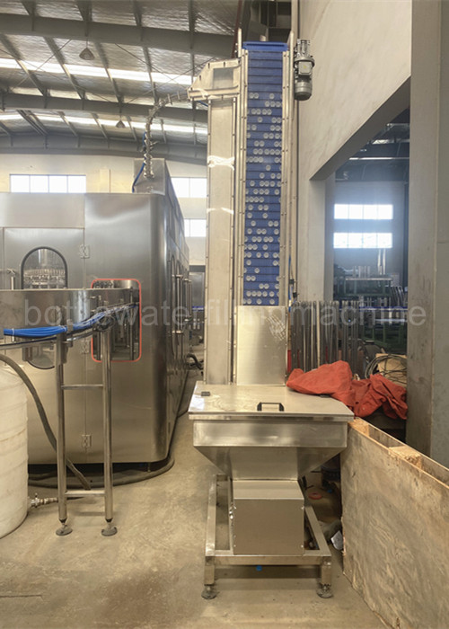 0,5L 24000BPH SS304 Maszyna do napełniania butelek wody PET z przekładnią zębatą 2